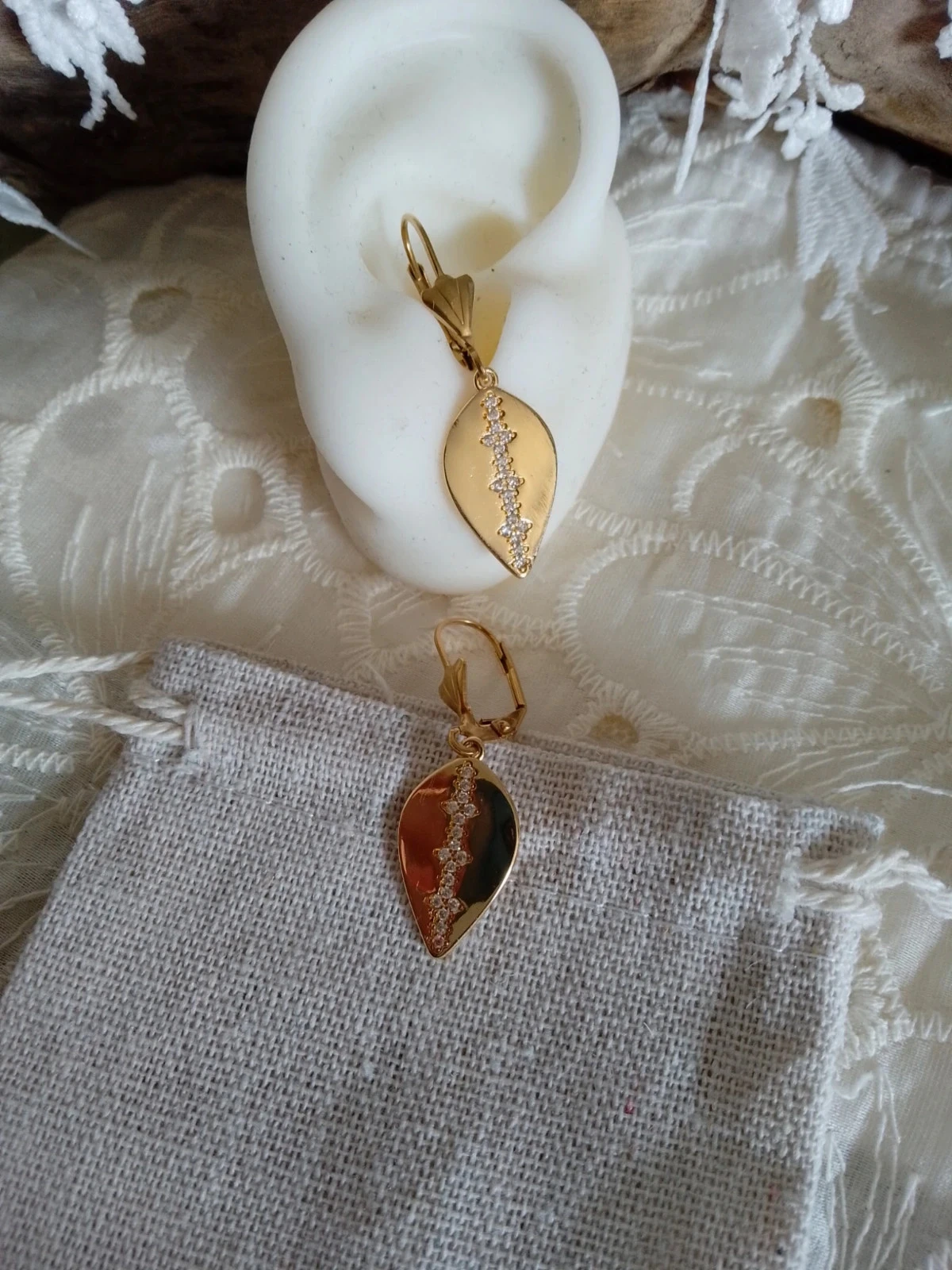Boucles d'oreilles bohèmes dormeuses feuilles dorées avec zircons blancs – photo 3